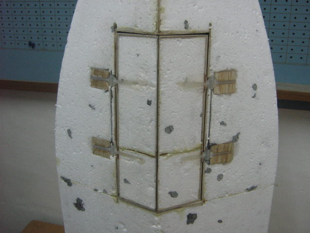 drzwi przedniego podwozia (1).JPG